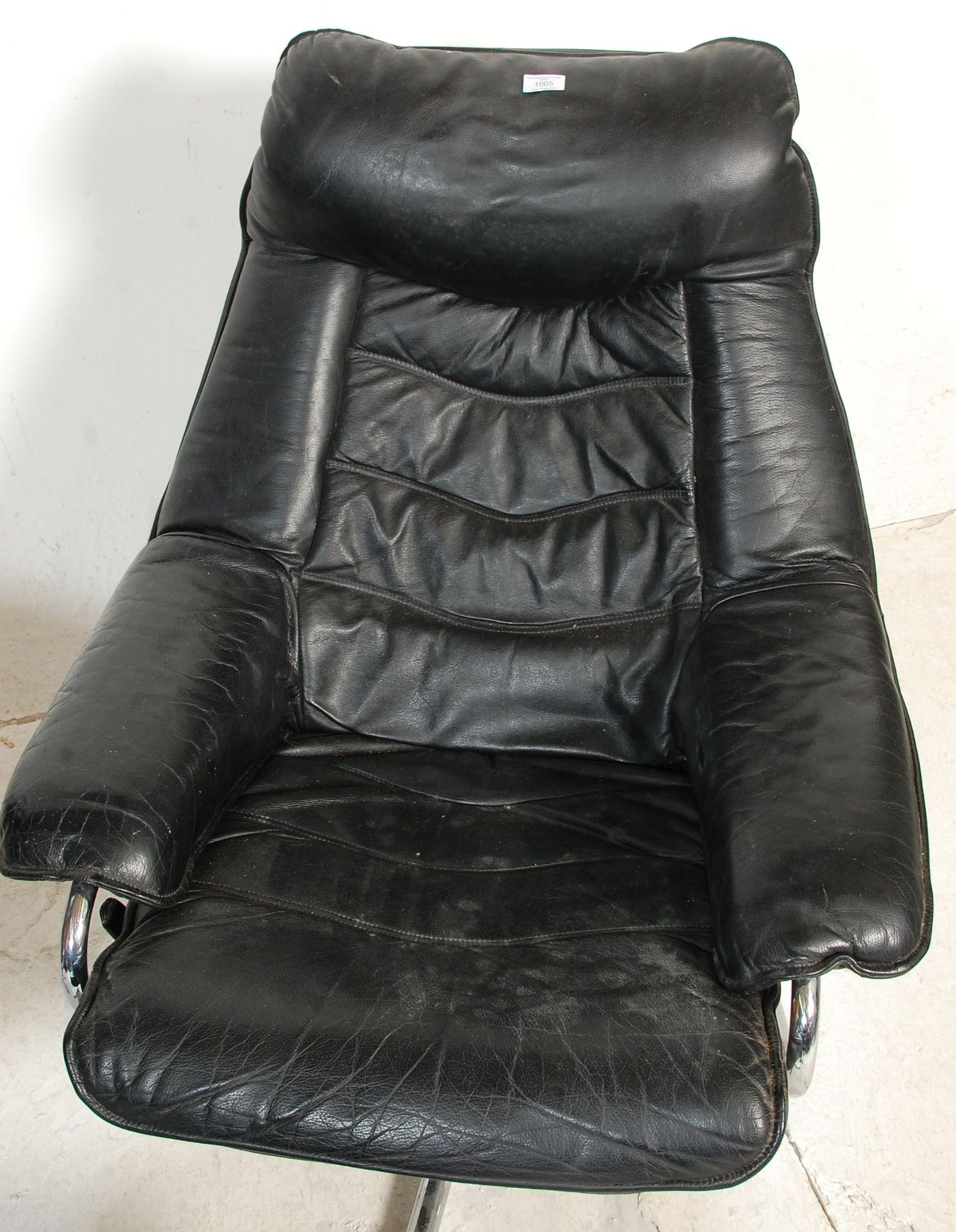 A pair of vintage retro 1970's Swedish black leather arm / lounge chairs, each raised on chrome - Bild 3 aus 7