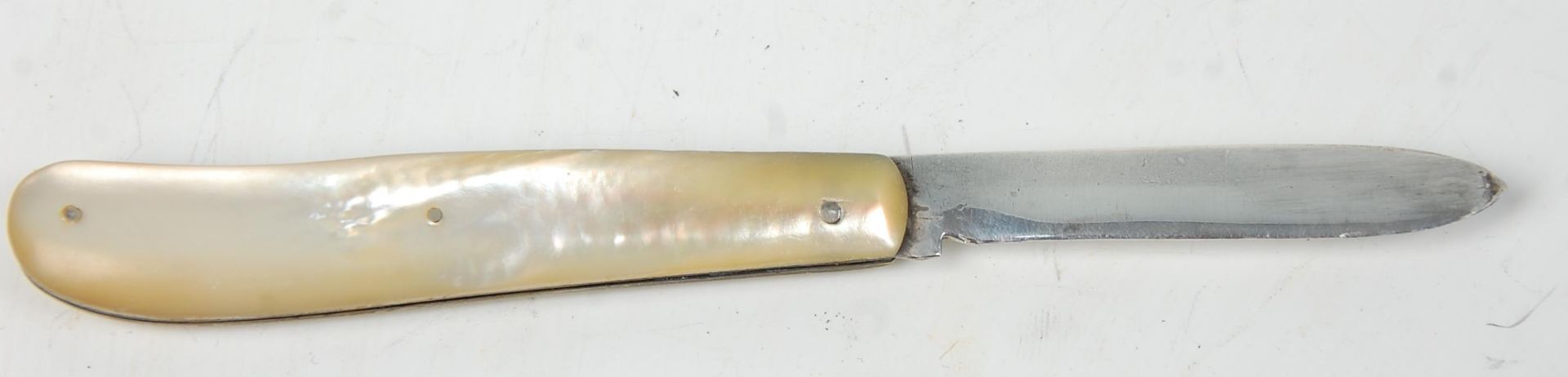 An early 20th Century mother of pearl handled fruit knife having a silver hallmarked blade. - Bild 3 aus 5