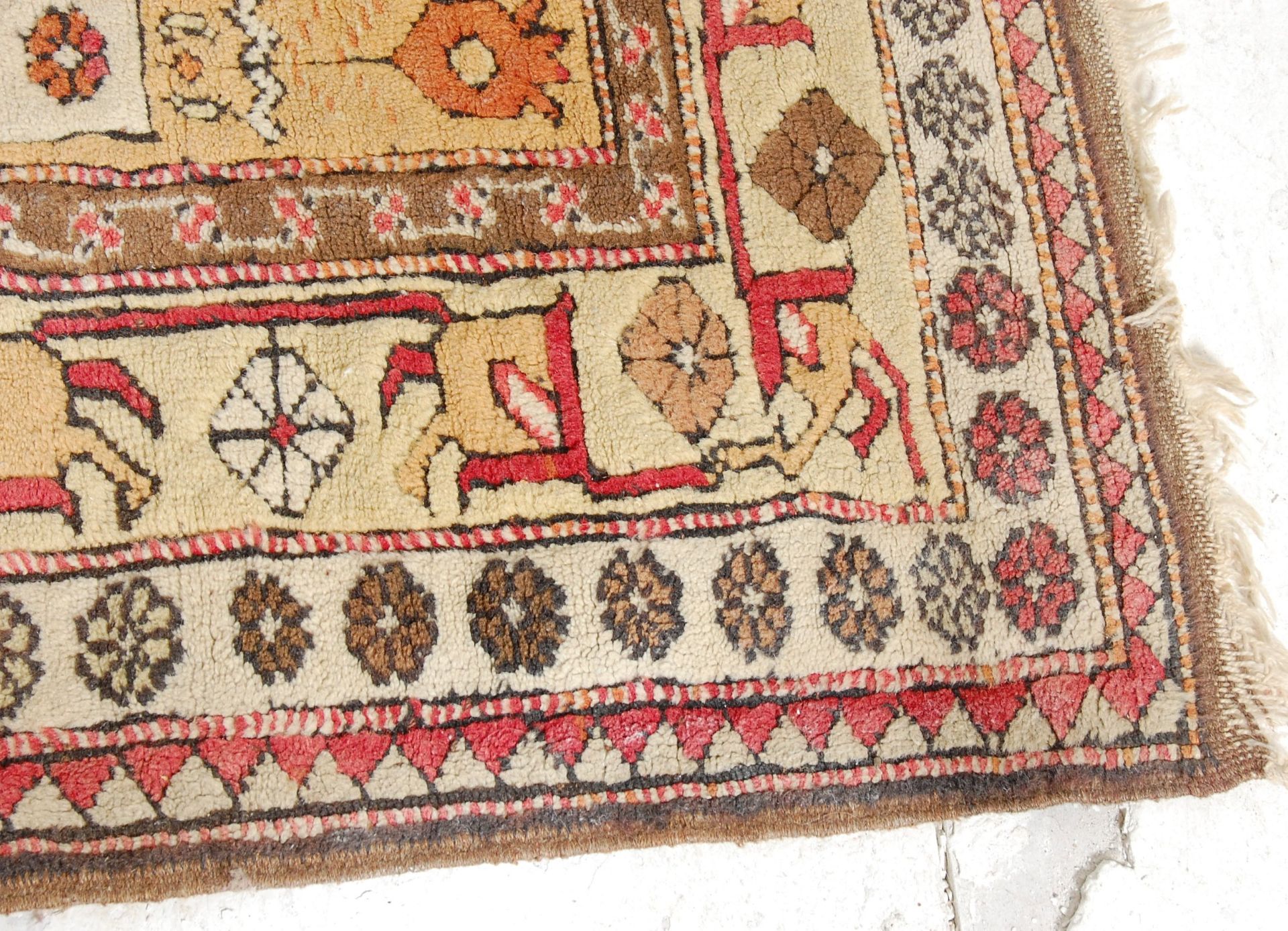 A good vintage 20th Century Persian / Islamic floor rug having a a cream ground with floral - Bild 2 aus 4