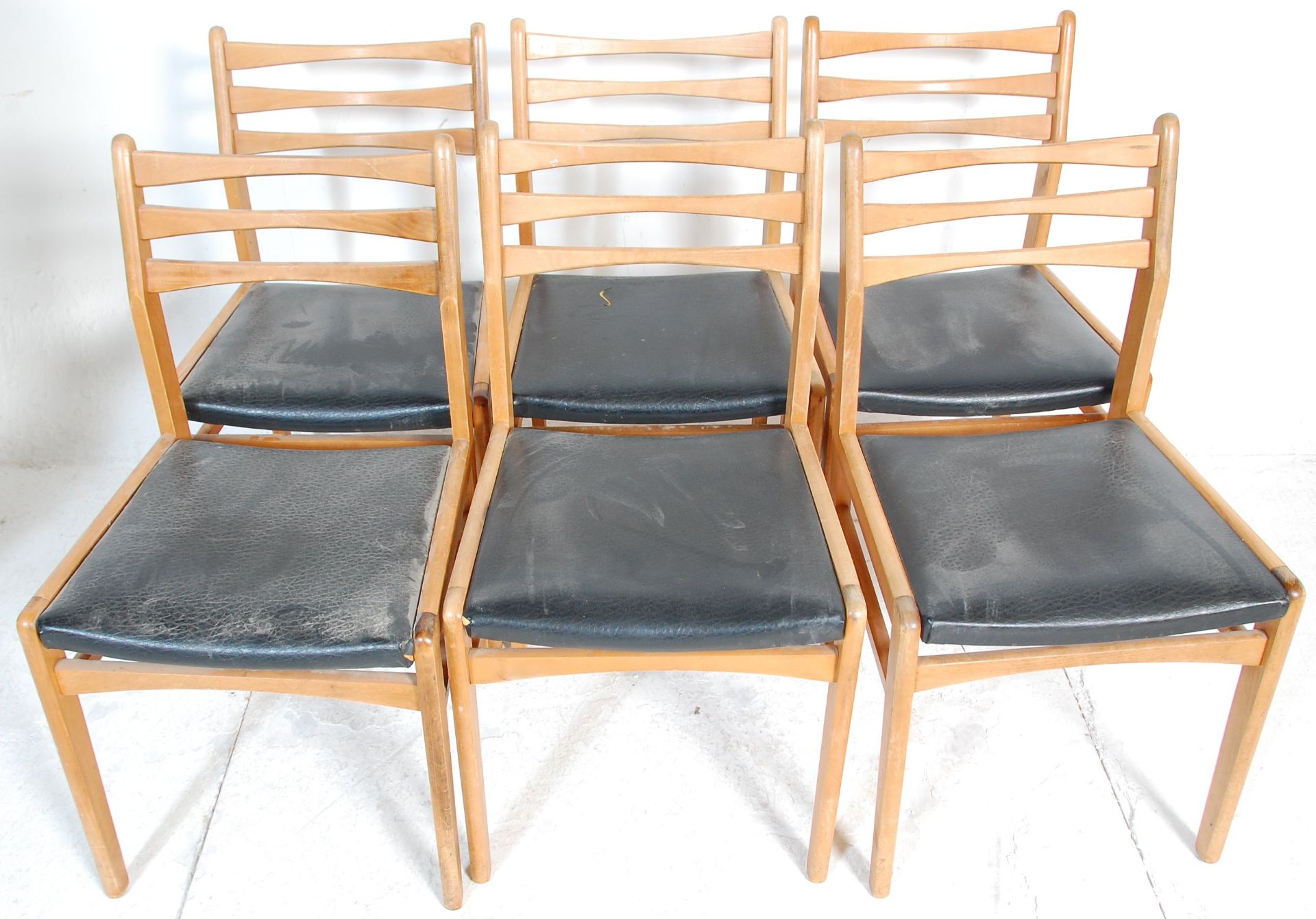 A set of six vintage retro mid 20th Century dining chairs being wooden framed with three - Bild 2 aus 5