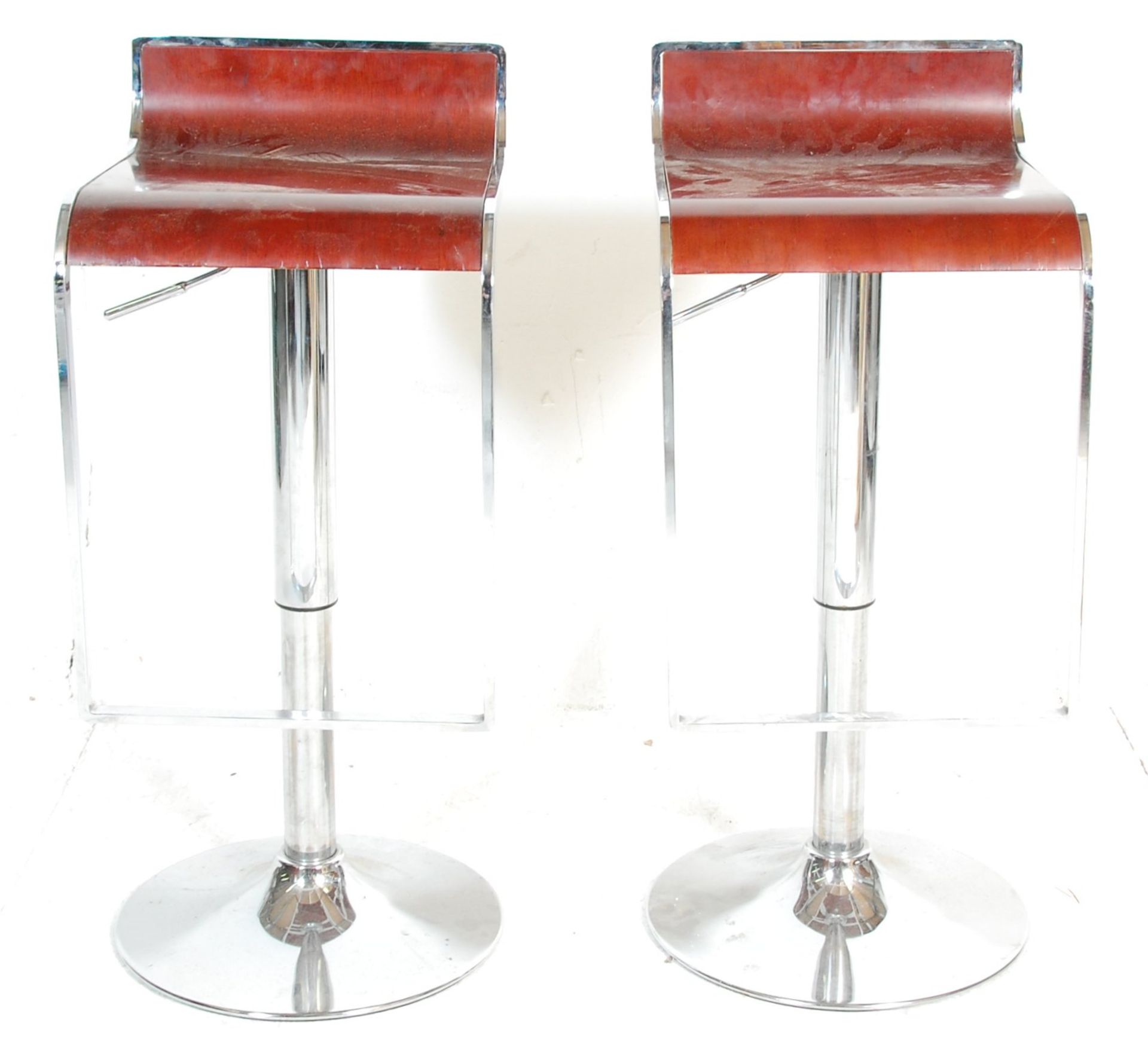 A good pair of retro style chrome bar / breakfast stools raised on round bases with drop down - Bild 3 aus 4