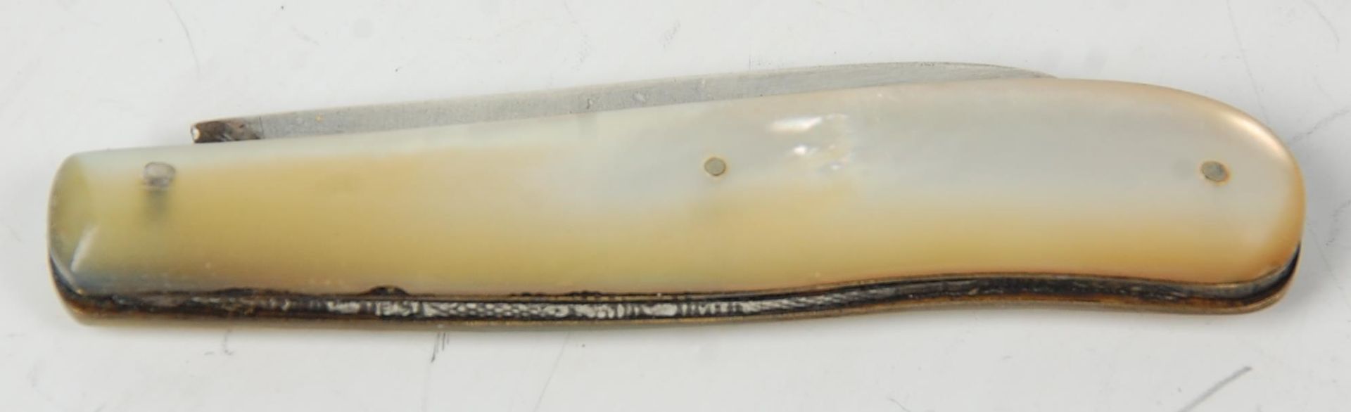 An early 20th Century mother of pearl handled fruit knife having a silver hallmarked blade. - Bild 5 aus 5