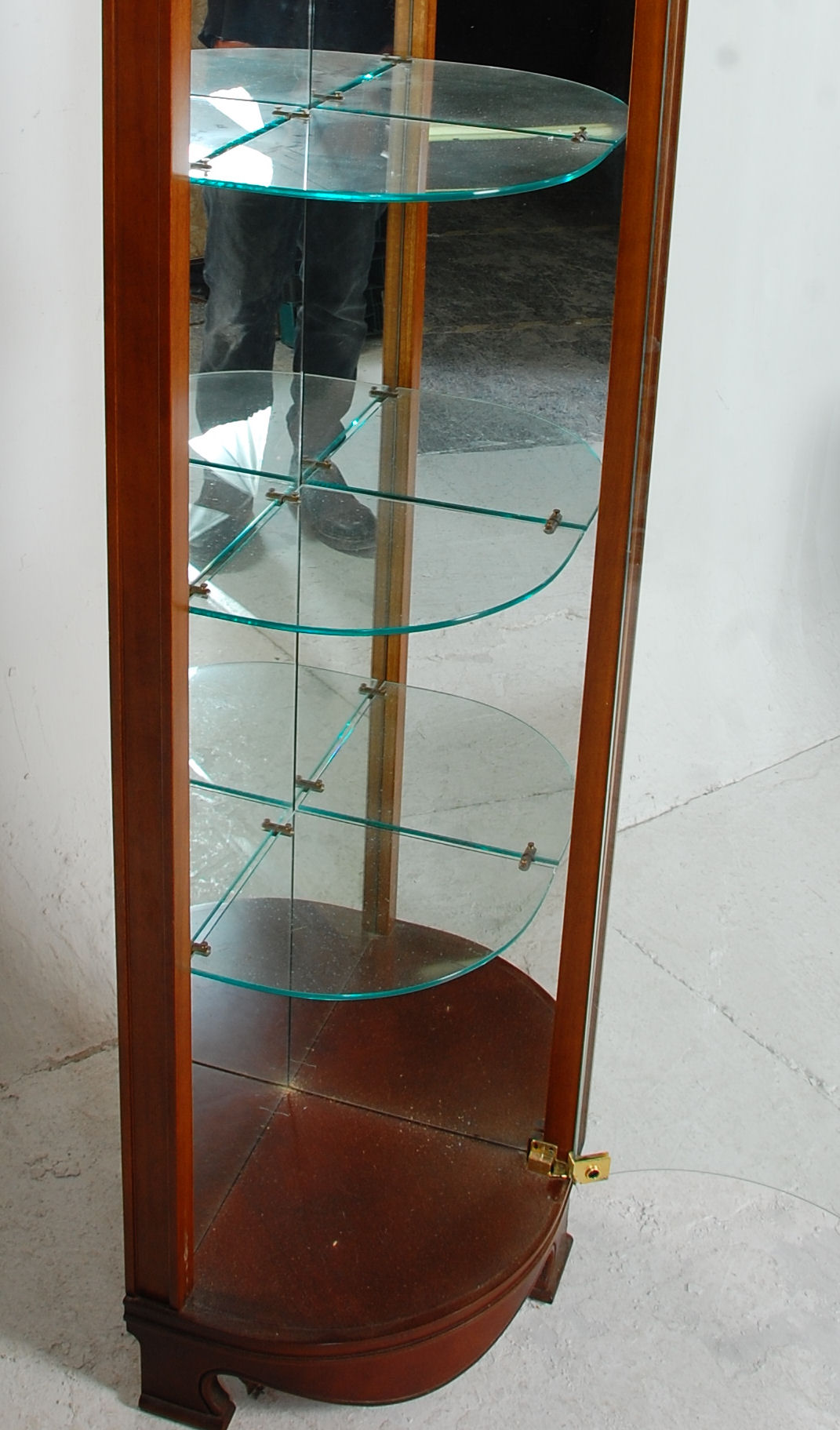 A 20th Century vintage shop display corner cabinet having a glazed bow front with glass shelves - Image 5 of 5