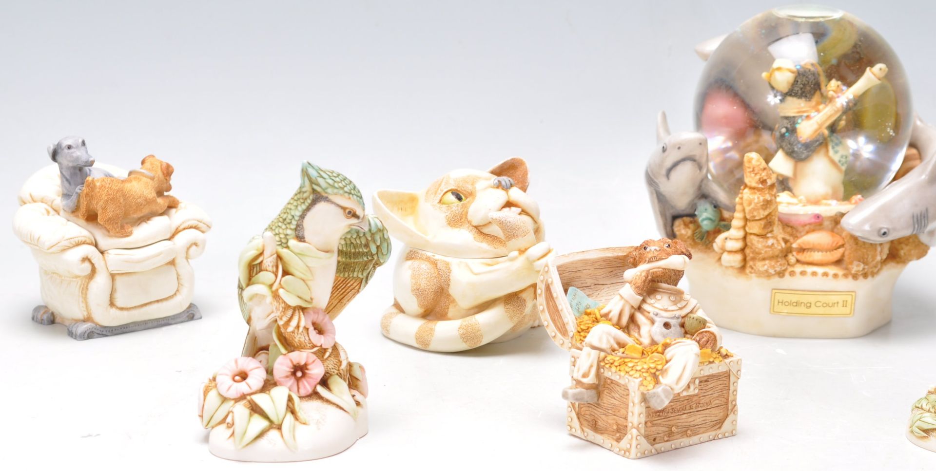 A group of ten Harmony Kingdom resin novelty figurines / boxes to include 'Holding Court II' snow - Bild 2 aus 8