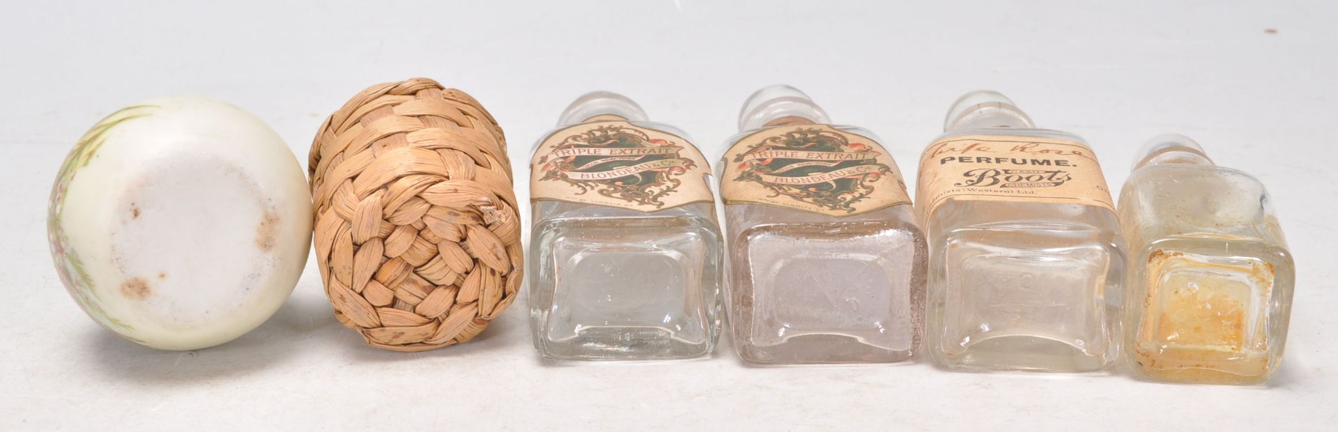 A collection of early 20th Century antique advertising perfume scent bottles, most of square form - Bild 6 aus 6