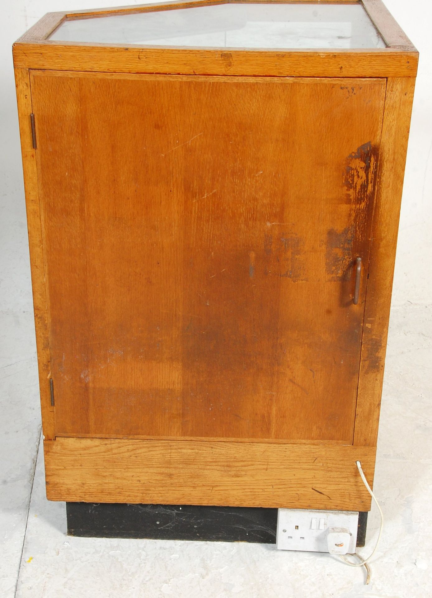 A retro mid century shop haberdashery corner counter cabinet. The oak body with plinth base having - Bild 5 aus 6