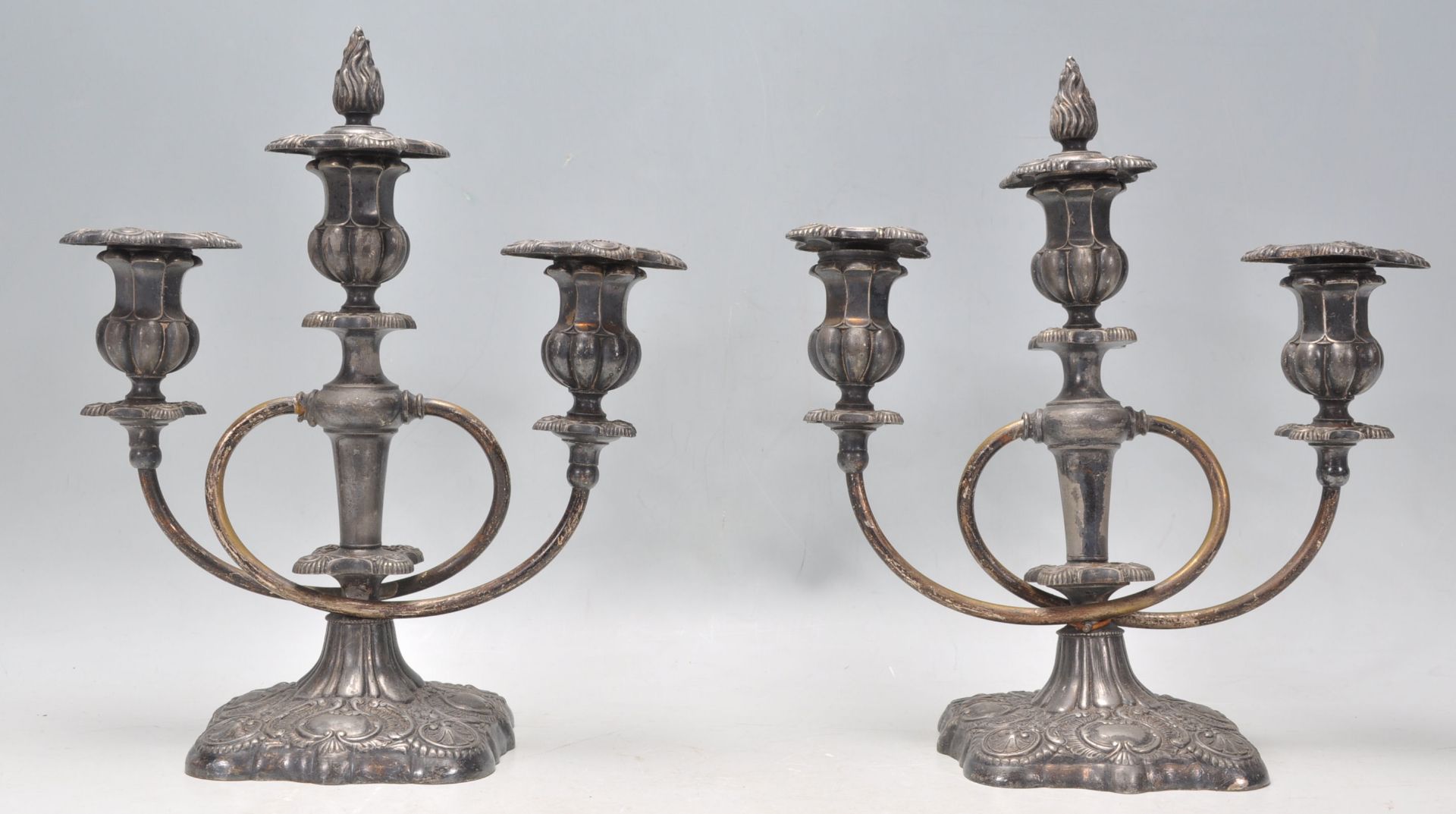 A good pair of vintage 20th Century Meriden Silverplate candlesticks having twin branches with - Bild 3 aus 5