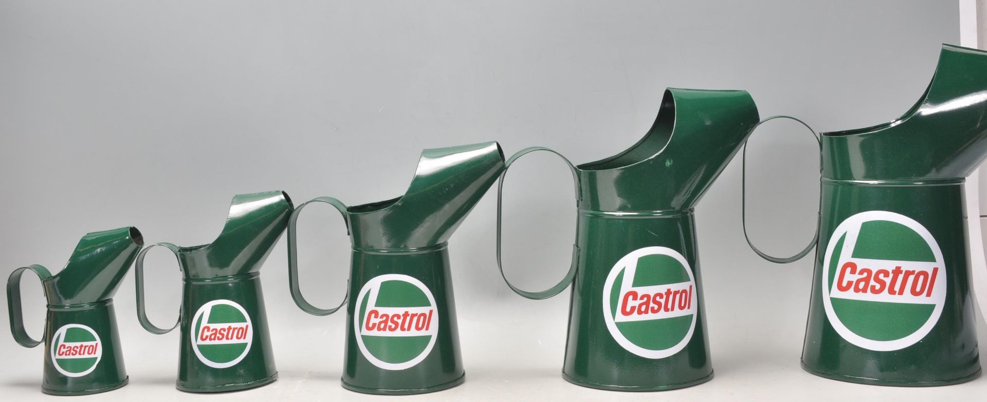 A good group of five graduating Castrol advertising oil measure jugs finished in green. - Bild 3 aus 5