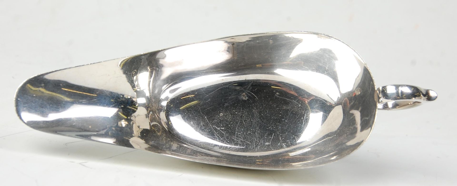 An early 20th Century Art Deco silver hallmarked sauce boat of stylish form. Hallmarked for - Bild 5 aus 6