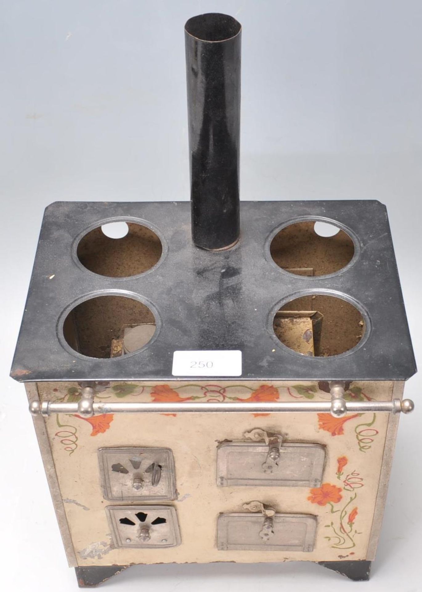 A vintage 20th Century tin model of a stove / oven - Bild 3 aus 9