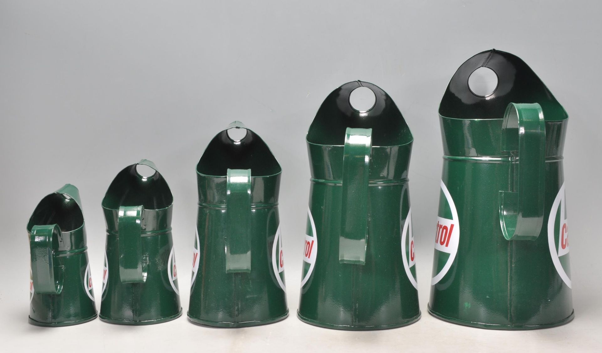 A good group of five graduating Castrol advertising oil measure jugs finished in green. - Bild 5 aus 5