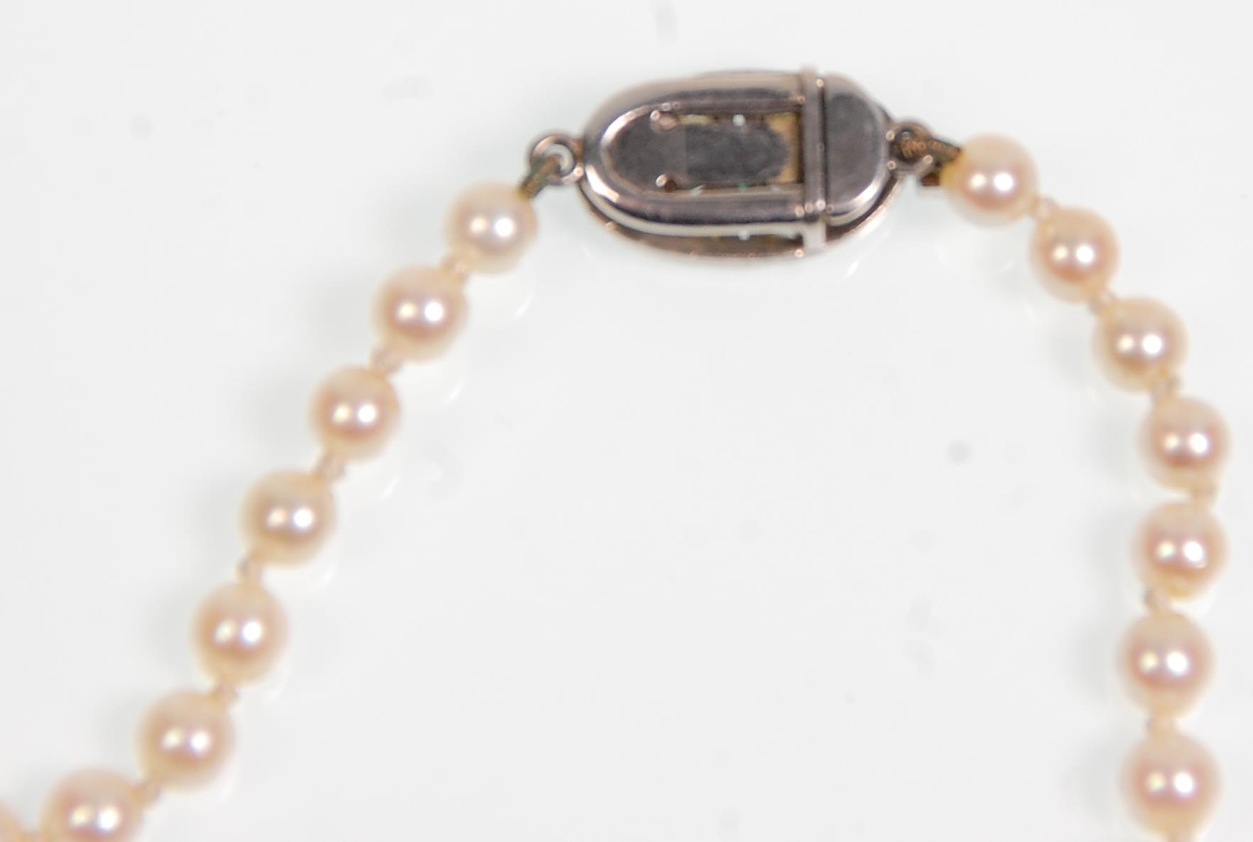 A good vintage cultured pearl necklace having a single strand of graduating pearls on a white gold - Image 3 of 4