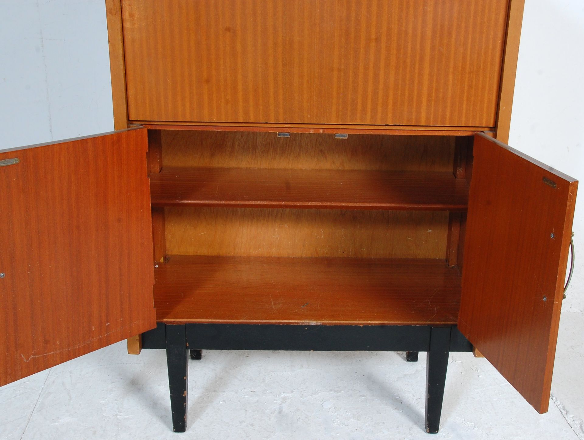 A mid century retro teak wood Danish inspired bureau desk. Raised on tapering legs with a double - Bild 4 aus 6