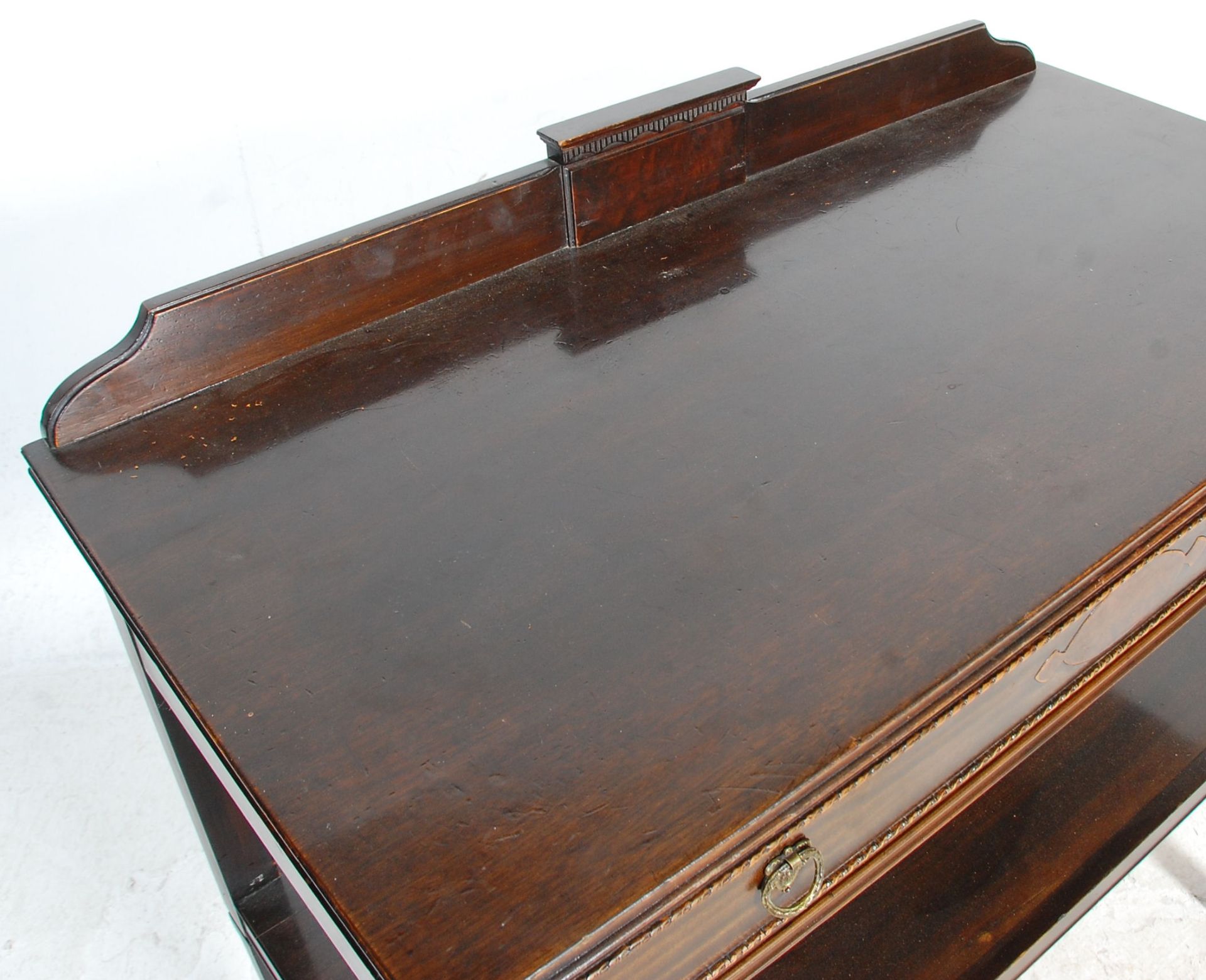 An early 20th Century Edwardian mahogany serving table having a gallery back, with a single drawer - Bild 3 aus 6