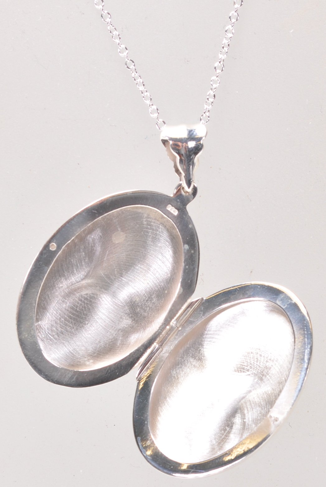 A stamped 925 silver pendant necklace having an oval locket with a raised cat wearing a collar set - Image 4 of 6