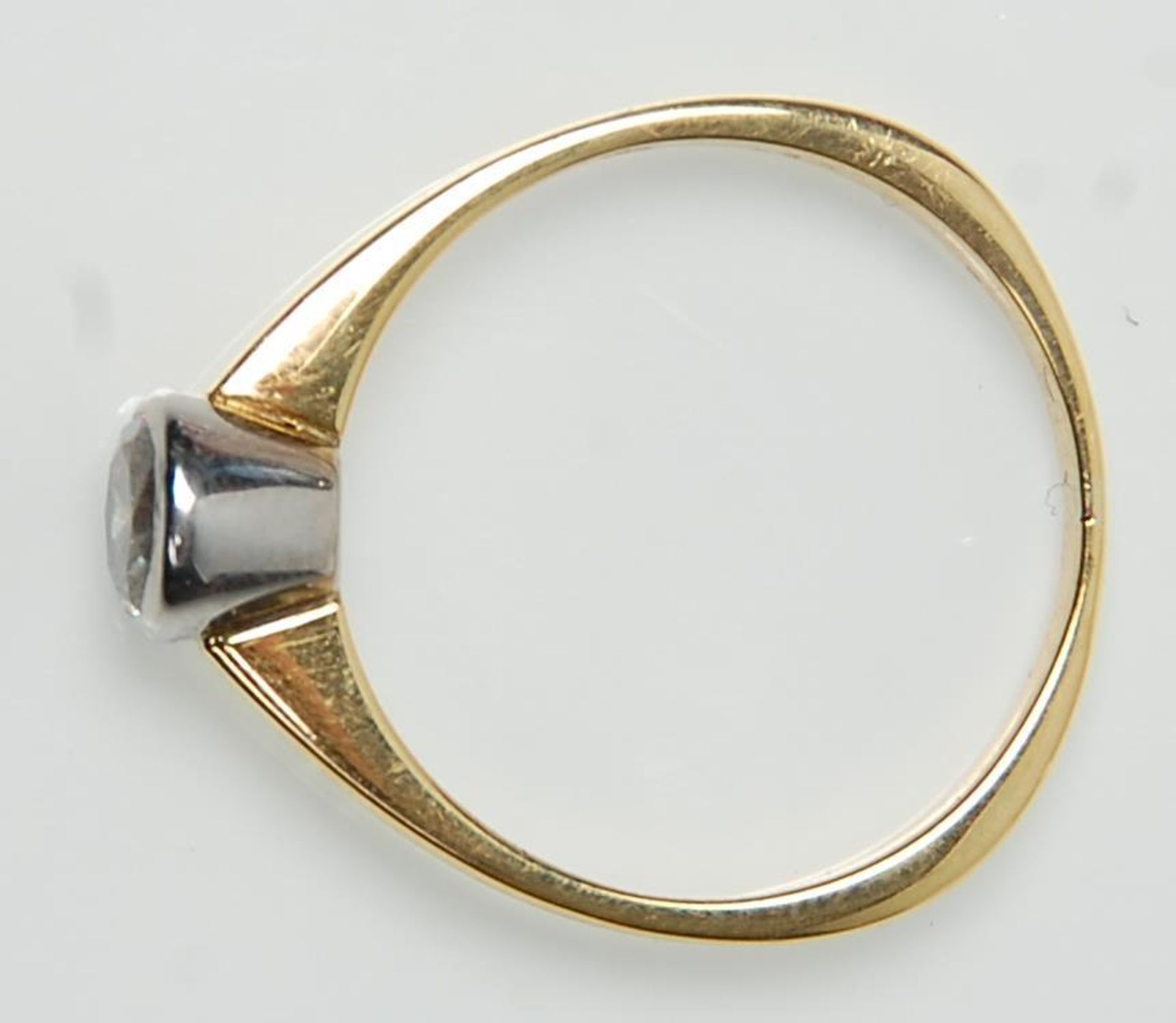 A stamped 750 18ct gold ring set with a round cut diamond of approx 0.5ct's. Weight 2.8g. Size O. - Bild 6 aus 6