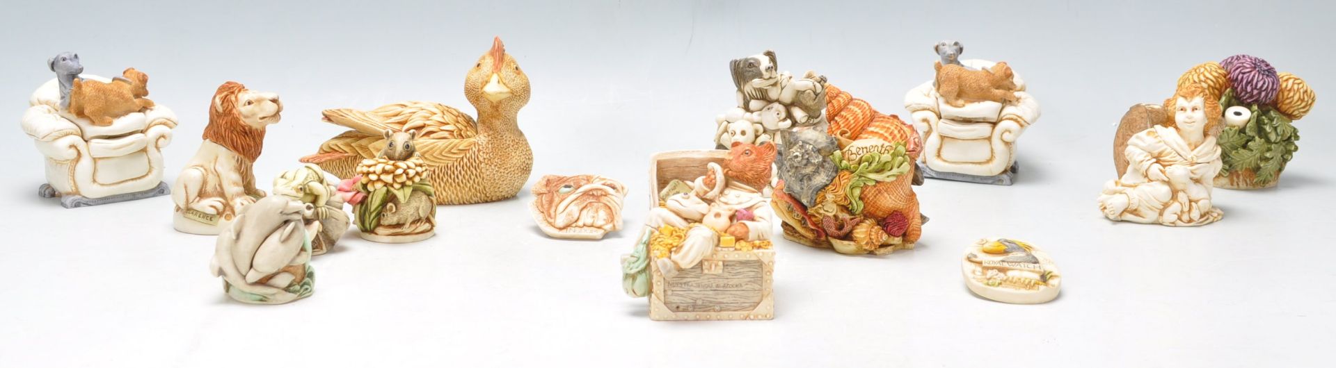 A collection of Harmony Kingdom resin novelty figurines to include a bull dog box, field mouse - Bild 2 aus 13