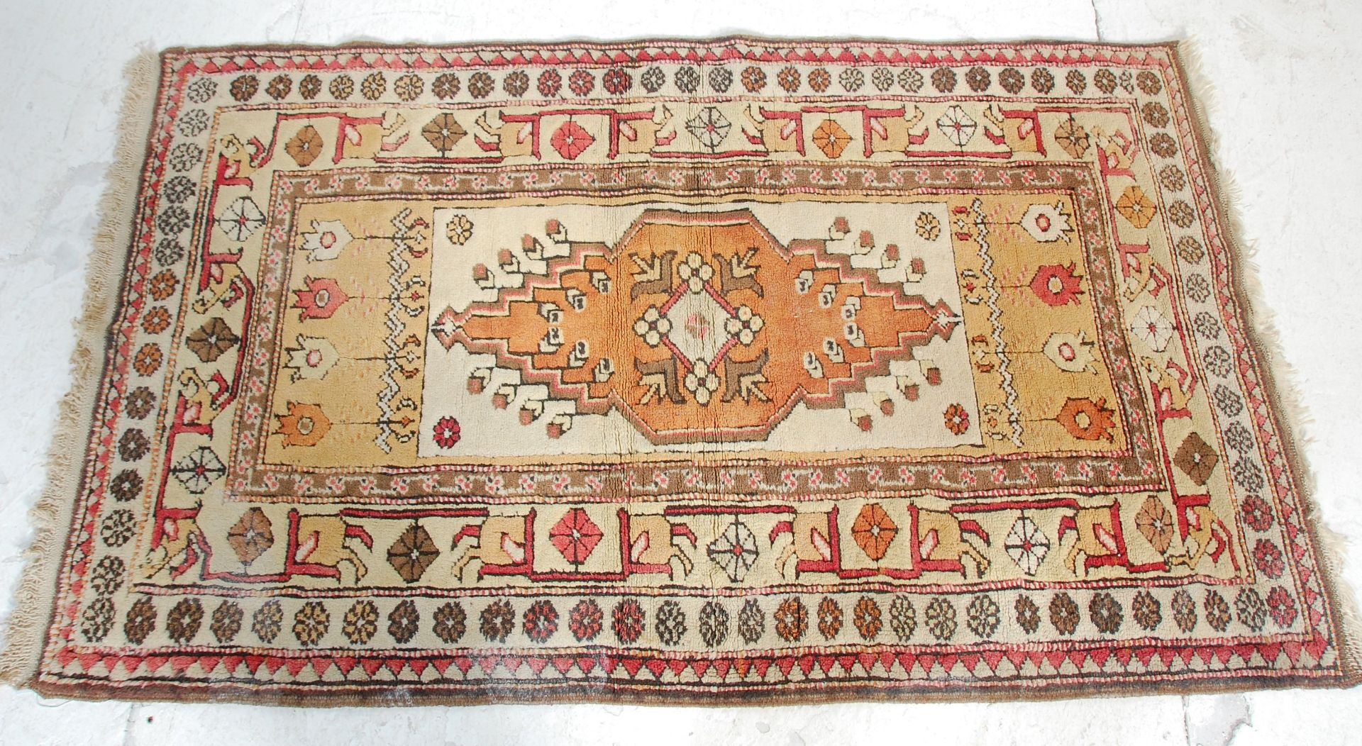 A good vintage 20th Century Persian / Islamic floor rug having a a cream ground with floral - Bild 4 aus 4