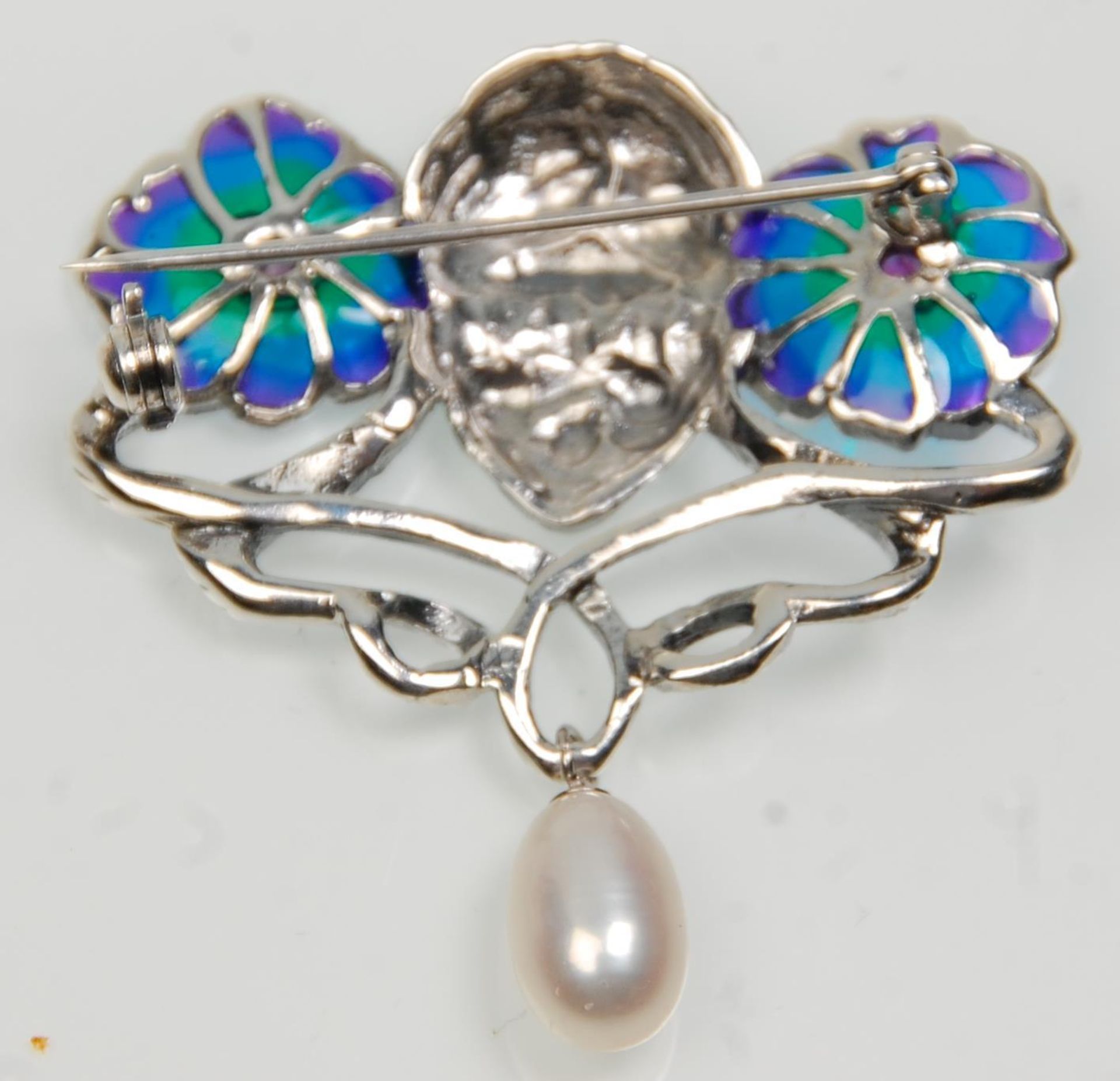 A stamped 925 silver Art Nouveau style brooch having a female face flanked by two plique a jour - Bild 4 aus 5