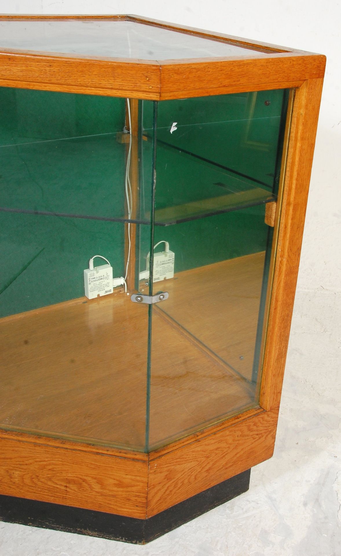 A retro mid century shop haberdashery corner counter cabinet. The oak body with plinth base having - Bild 4 aus 6