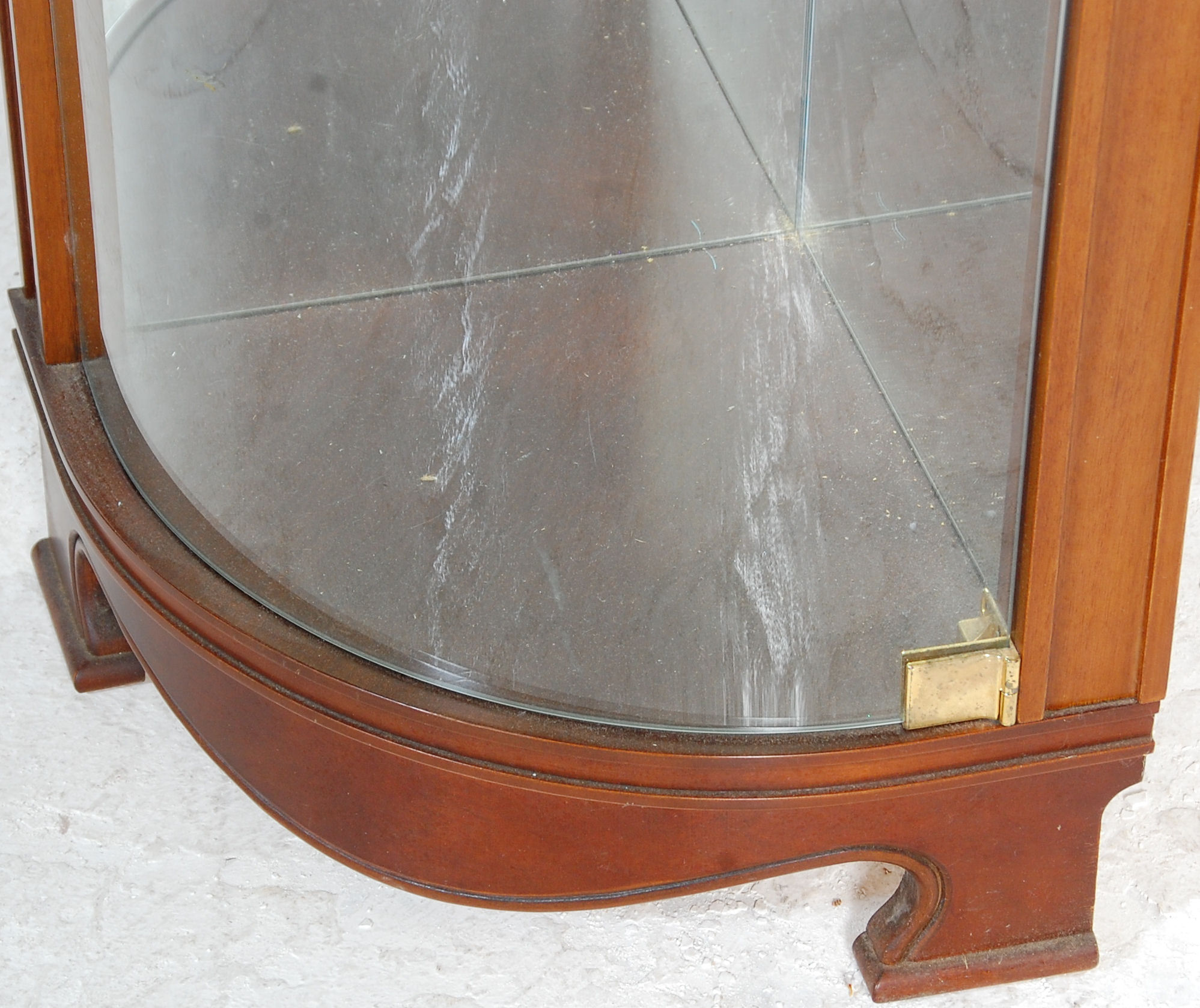 A 20th Century vintage shop display corner cabinet having a glazed bow front with glass shelves - Image 3 of 5