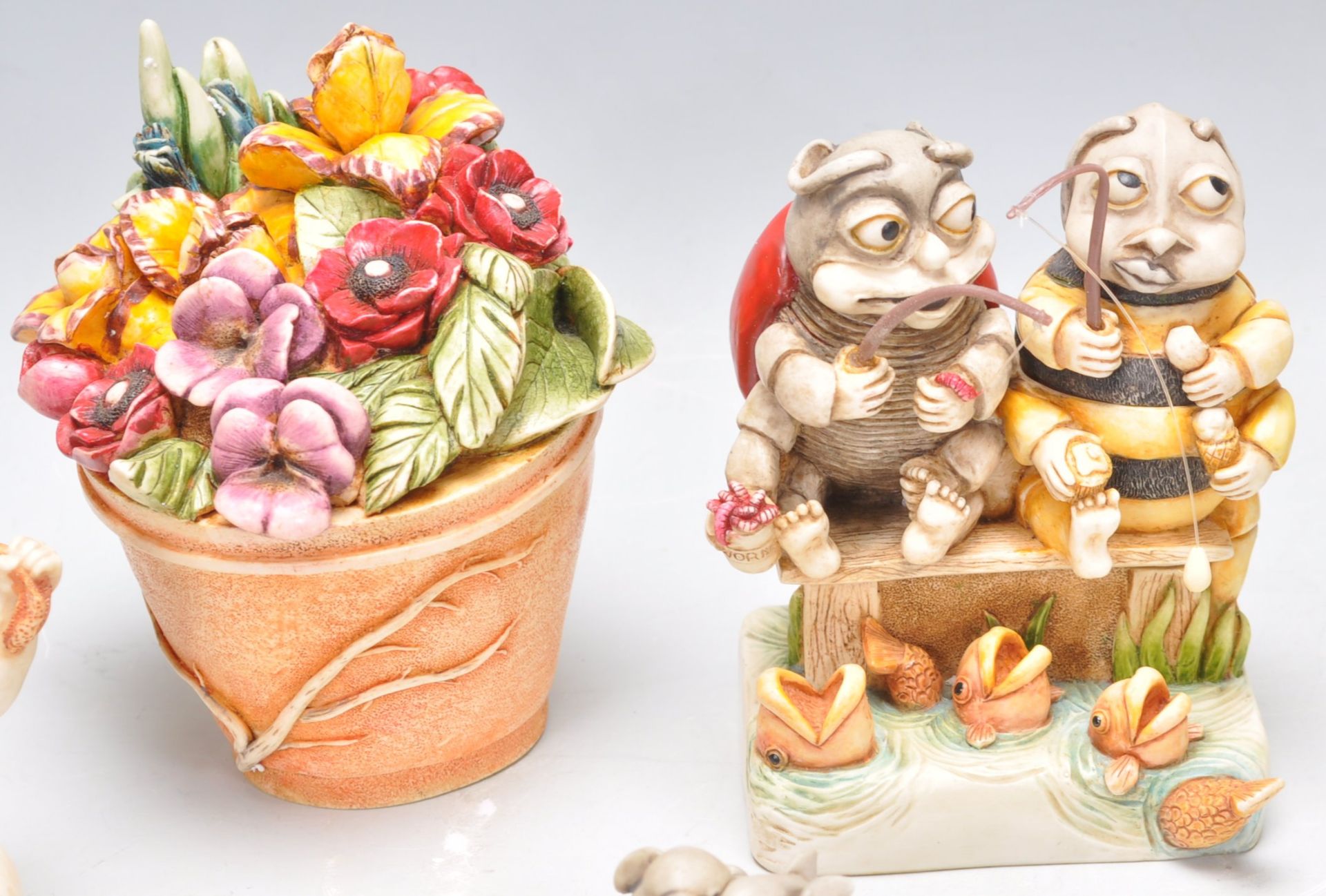 A collection of fifteen resin Harmony Kingdom garden related novelty figurines to include figures at - Bild 4 aus 7