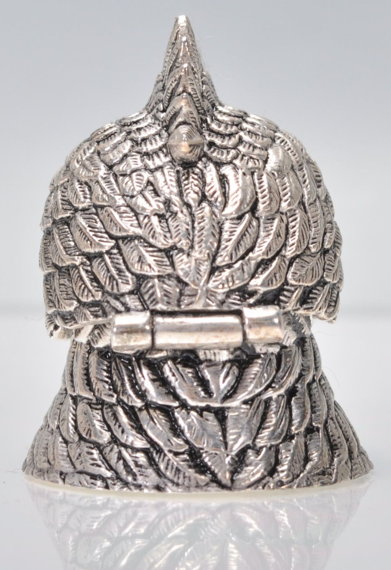 An unusual silver white metal inkwell in the form of a bird having detailed feather decoration being - Bild 4 aus 6