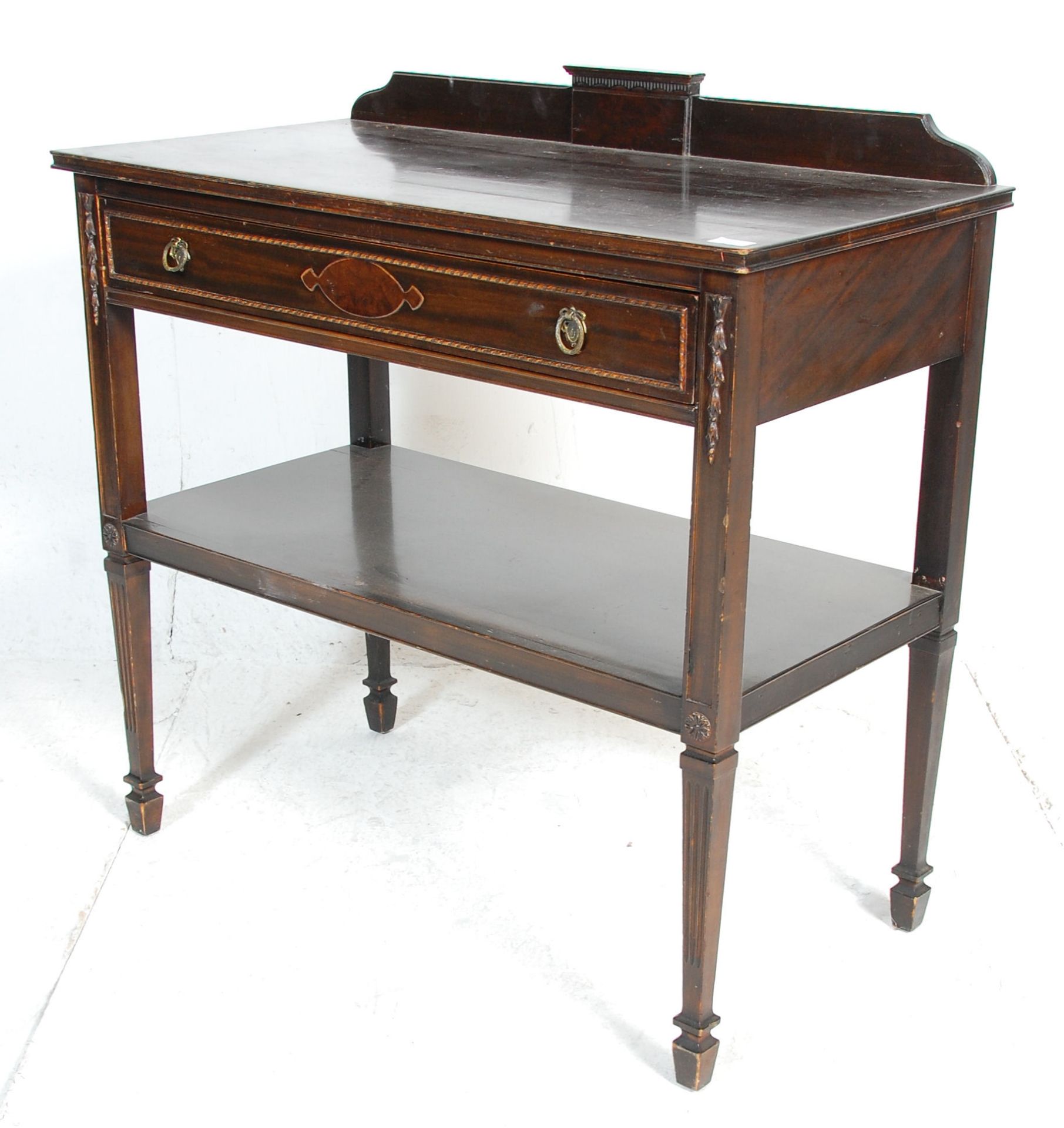 An early 20th Century Edwardian mahogany serving table having a gallery back, with a single drawer - Bild 6 aus 6