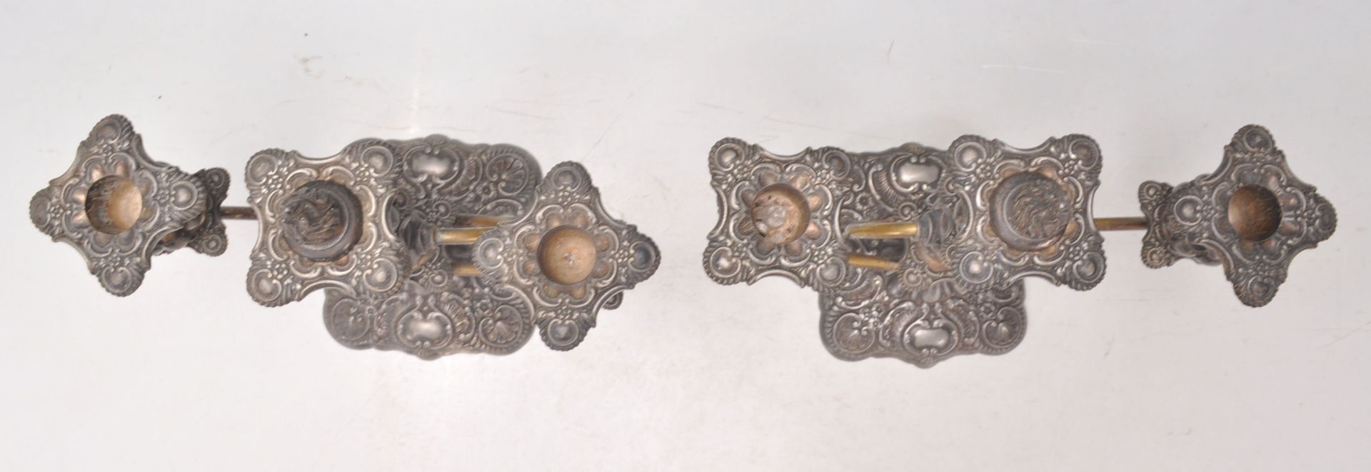 A good pair of vintage 20th Century Meriden Silverplate candlesticks having twin branches with - Bild 5 aus 5