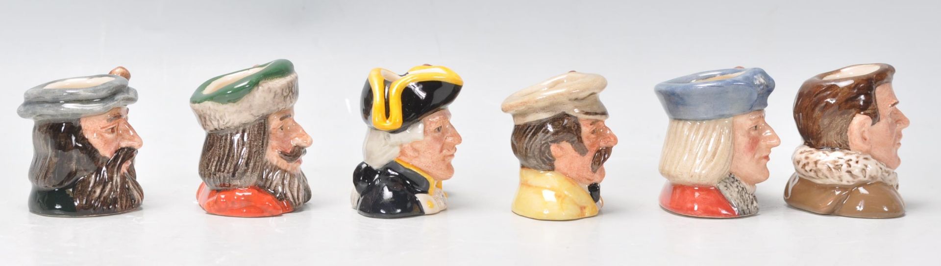 A group of five Royal Doulton miniature ceramic Character / Toby jugs for the Explore Tinies - Bild 4 aus 11