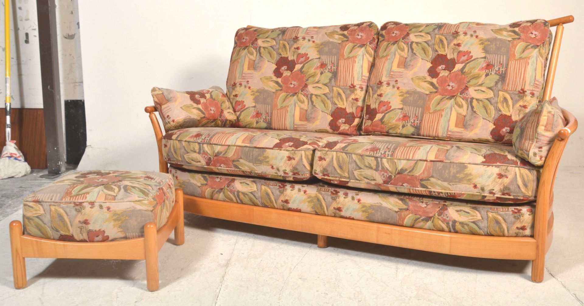 A good Ercol Saville light elm three seater sofa s - Bild 5 aus 6