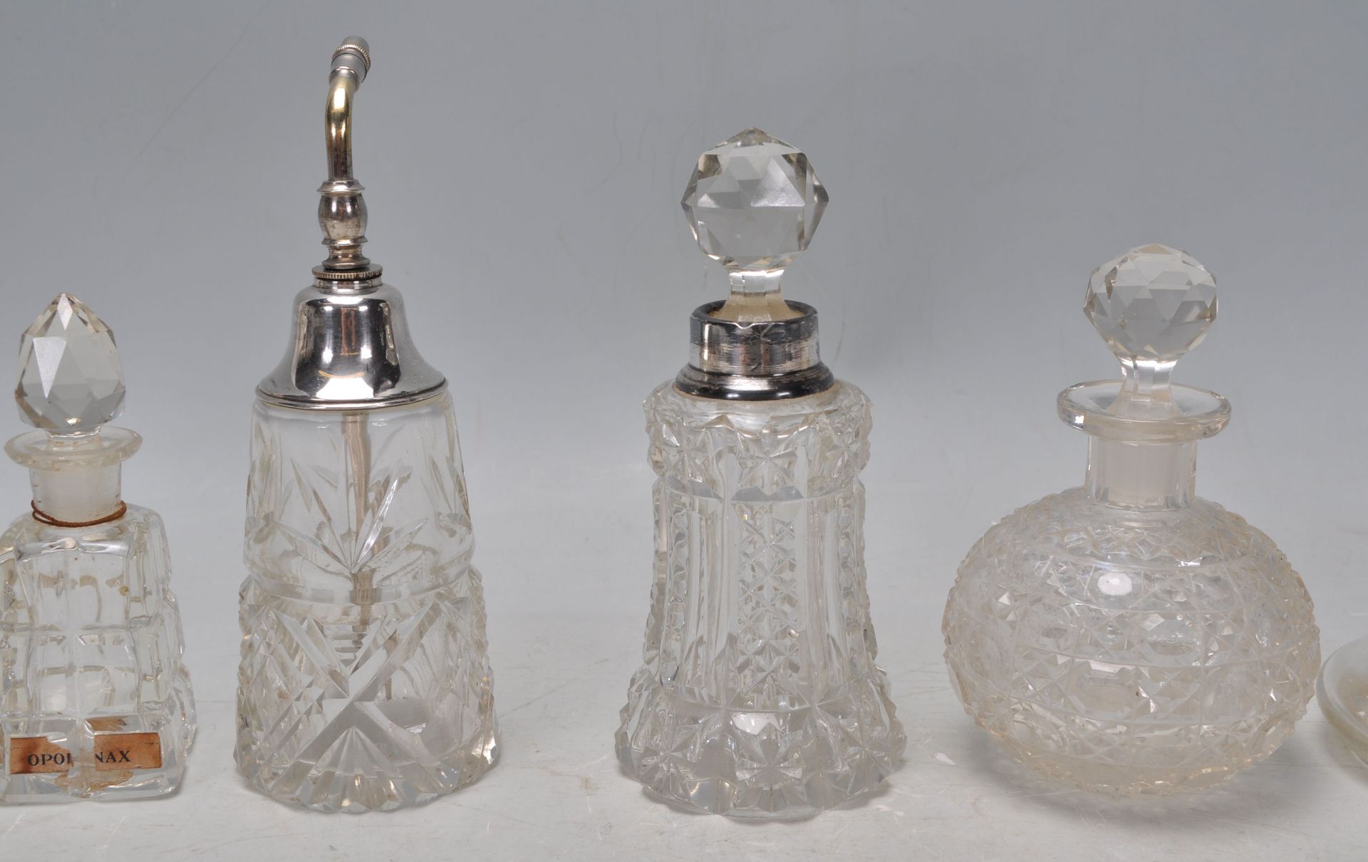 A collection of antique and vintage cut glass perfume / scent bottles to include a 1920's Art Deco - Bild 4 aus 6