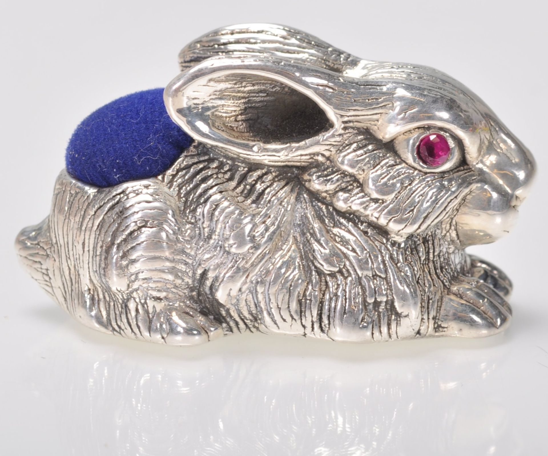 A stamped 925 silver cushion in the form of a hare / rabbit having a blue velvet cushion to the back - Bild 2 aus 5