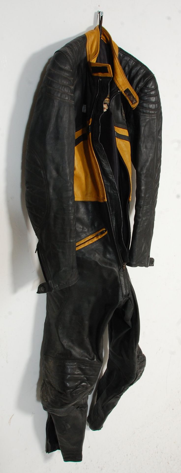 A set of vintage Kett bikers / motorbike leathers, having a zip fasting with yellow panel detailing, - Bild 5 aus 6