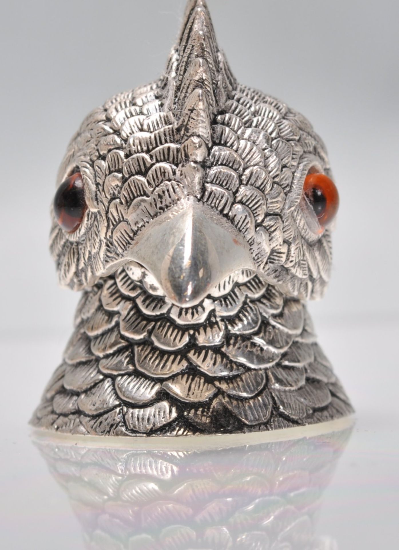 An unusual silver white metal inkwell in the form of a bird having detailed feather decoration being - Bild 2 aus 6