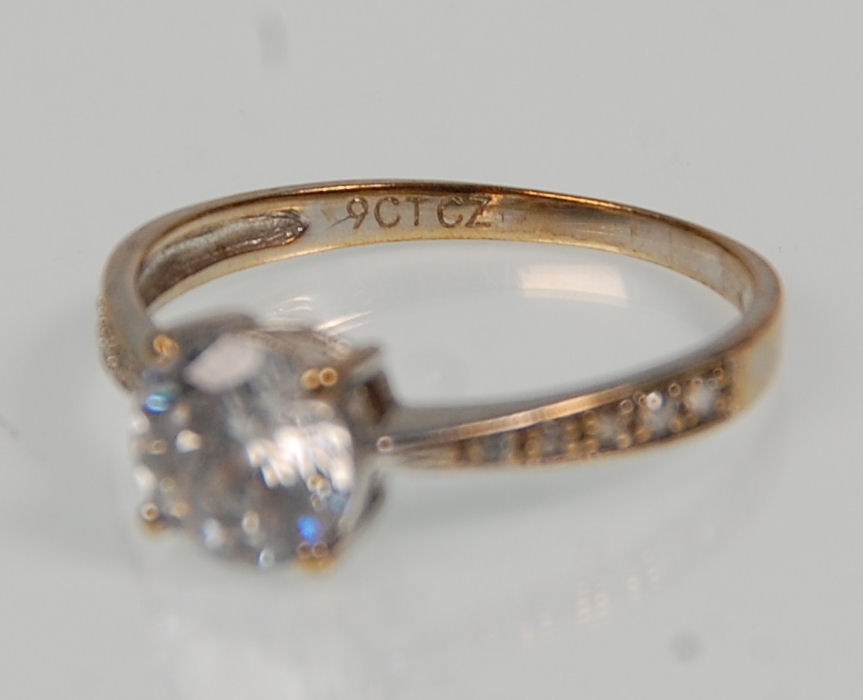 Two 9ct gold ladies rings. One set with a large single CZ stone to the center with white accent - Image 2 of 5