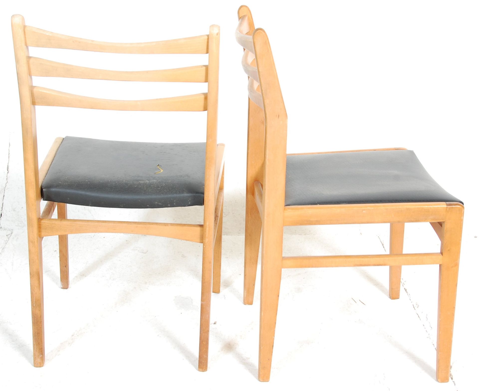 A set of six vintage retro mid 20th Century dining chairs being wooden framed with three - Bild 4 aus 5