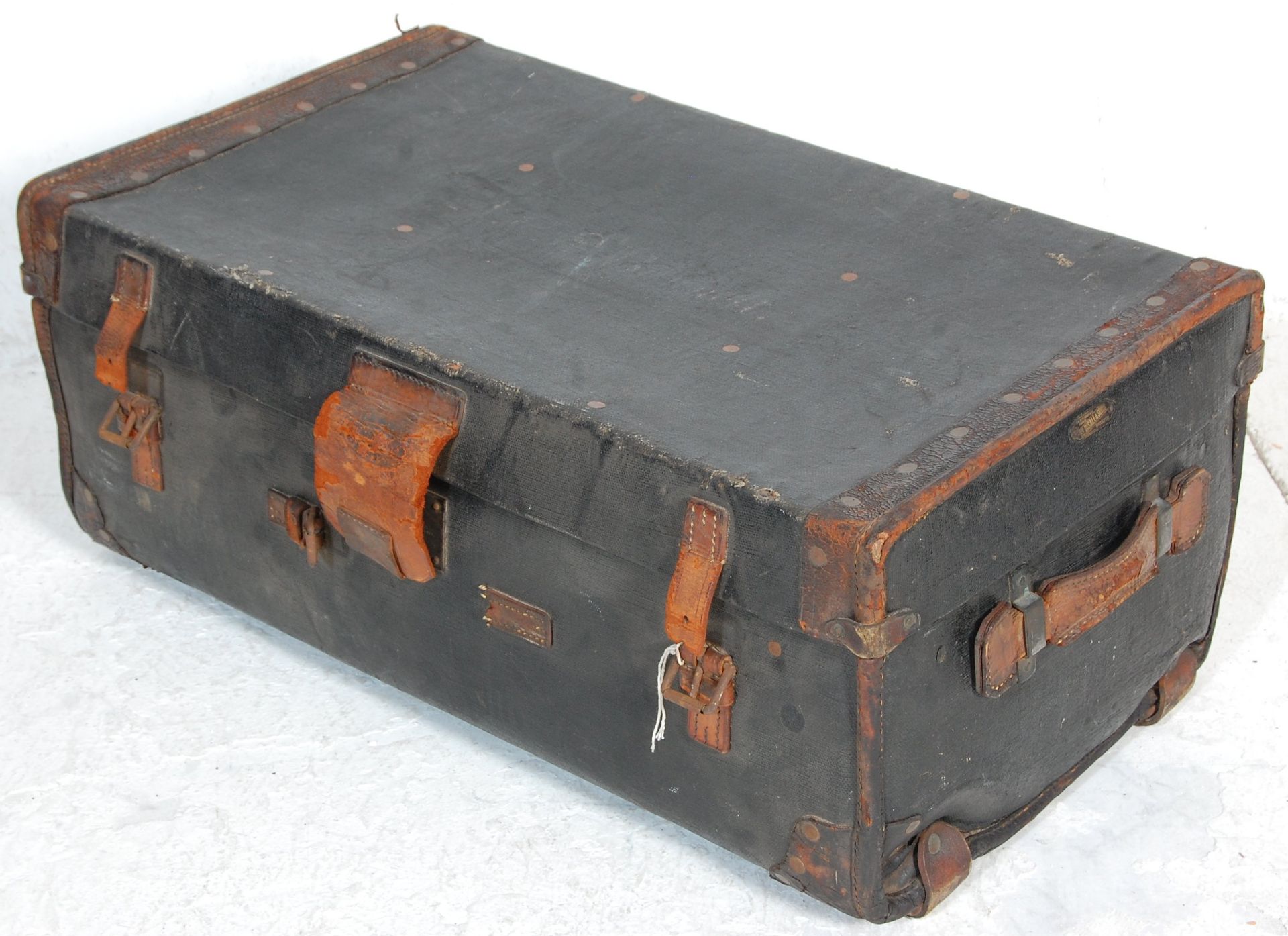 A good vintage 20th leather travel trunk case having brown leather handles and straps. The cover - Bild 4 aus 7