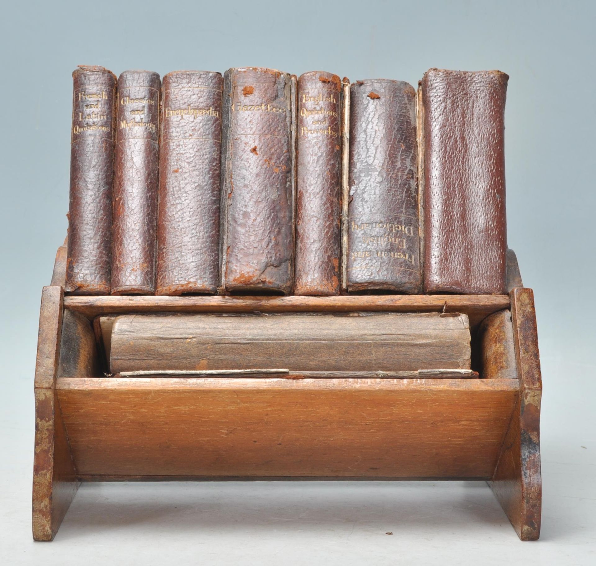 An early 20th Century oak Asprey's  of London small book shelf / book stand complete with a - Bild 2 aus 11