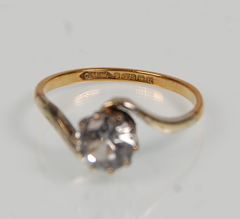 Two 9ct gold ladies rings. One set with a large single CZ stone to the center with white accent - Image 5 of 5