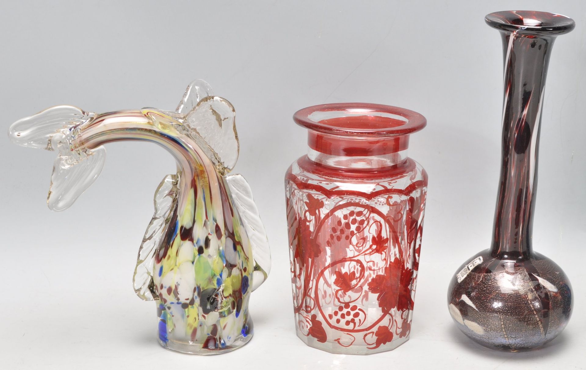 A collection of 20th Century vintage retro glass to include a Mdina vase with a bulbous body and - Bild 2 aus 4