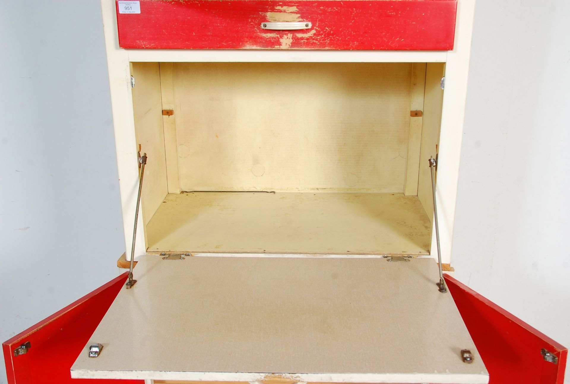 A vintage retro mid 20th Century 1950's kitchen unit having original red and white paint work, - Bild 5 aus 6