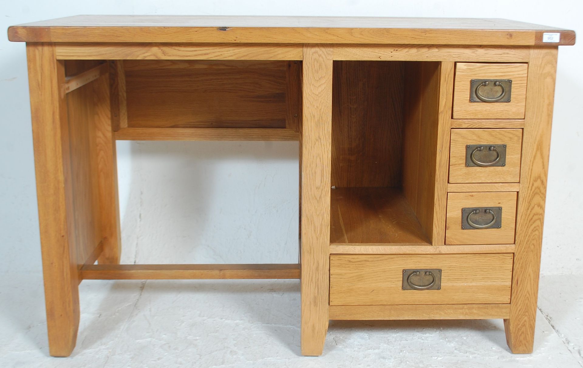 A contemporary chunky oak furniture land inspired golden oak desk having an open kneehole recess - Bild 2 aus 5