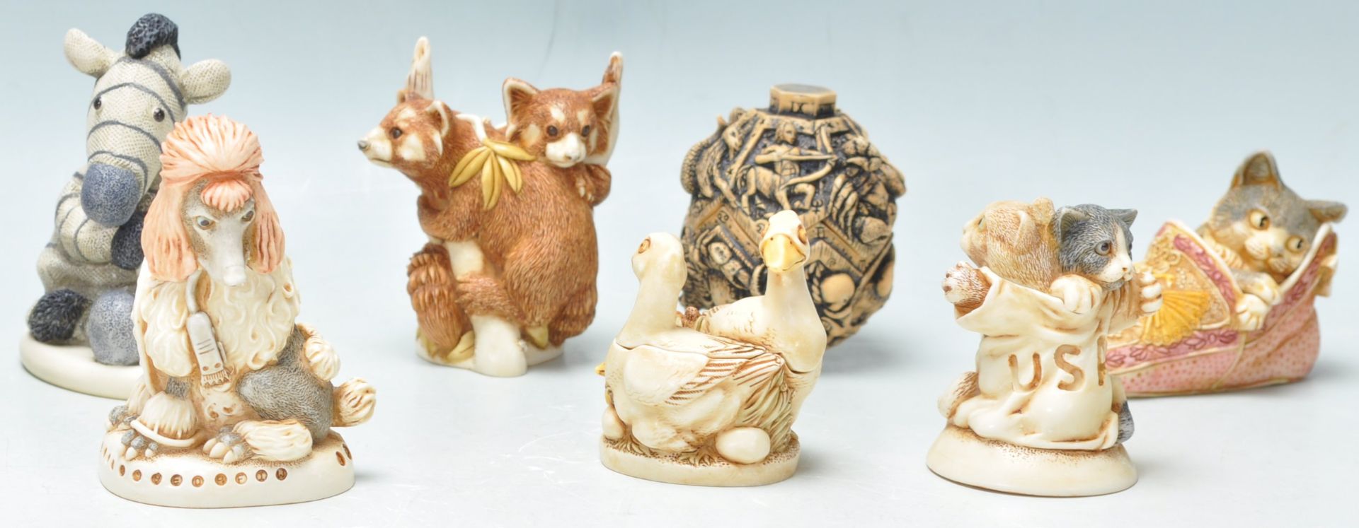 A group of sixteen resin Harmony Kingdom resin figurines to include red panda's, kitten in a - Bild 3 aus 13