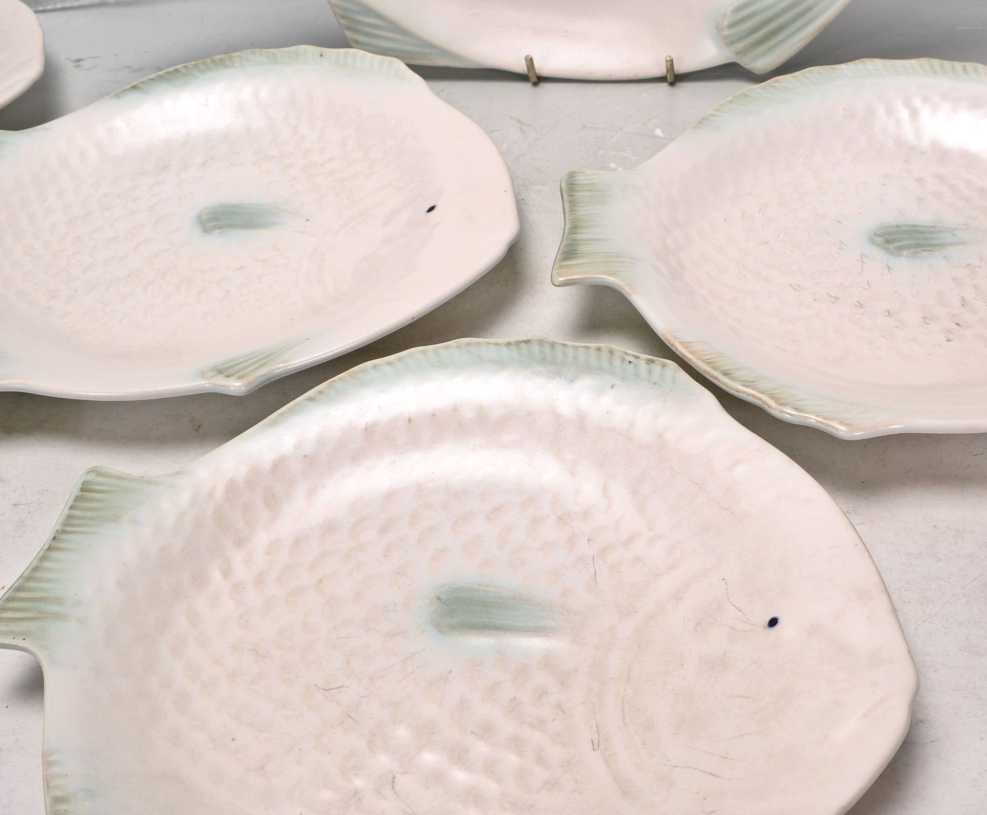 A set of vintage retro Shorter & Son fish plates having a white ground with mint green accents, - Bild 5 aus 10