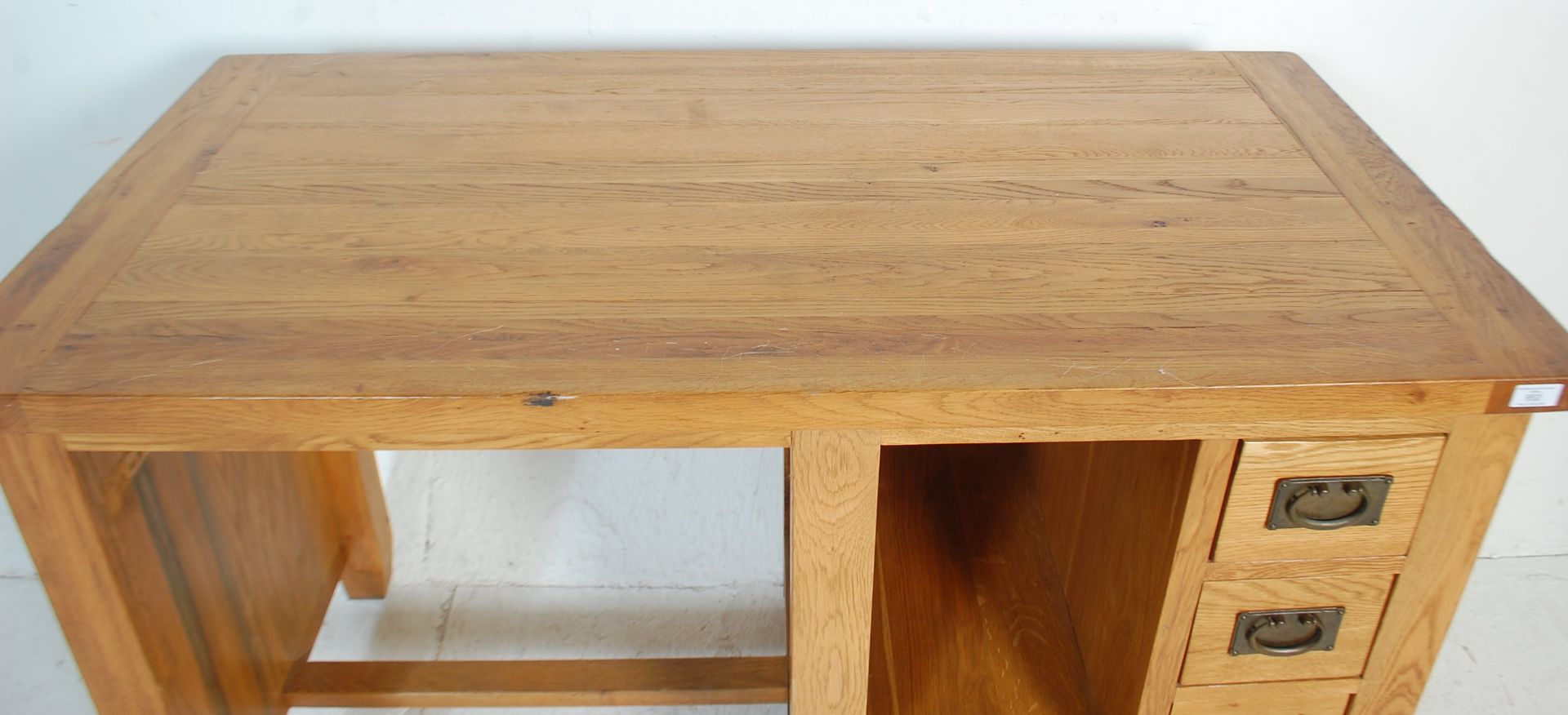 A contemporary chunky oak furniture land inspired golden oak desk having an open kneehole recess - Bild 3 aus 5