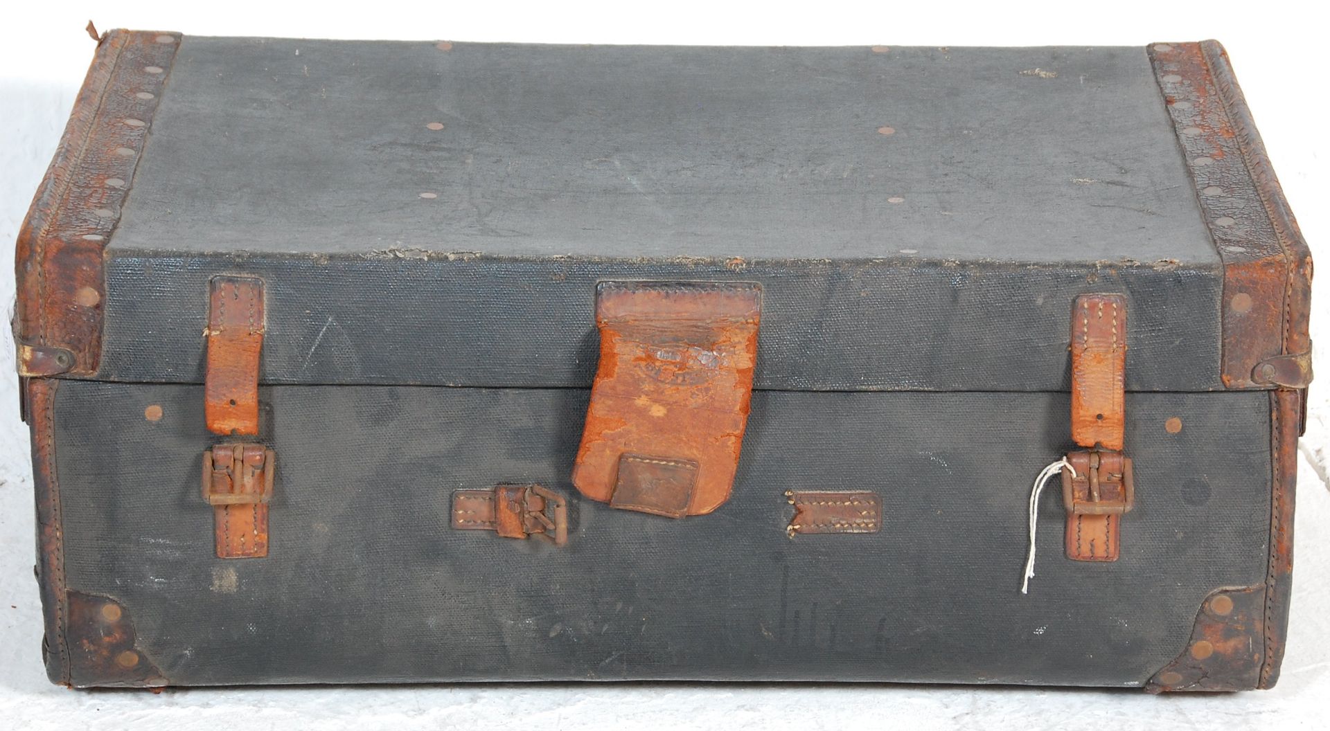 A good vintage 20th leather travel trunk case having brown leather handles and straps. The cover - Bild 2 aus 7