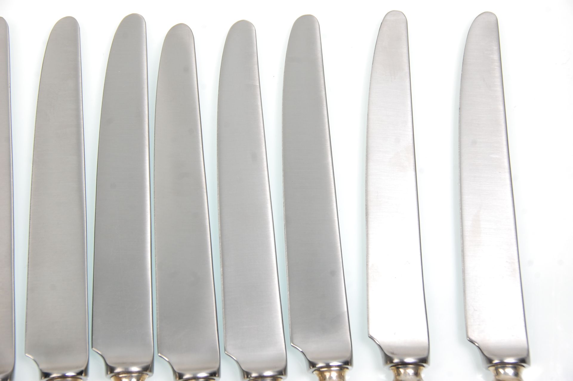 A set of 12 Yates Brothers silver handled knives, having stepped form handles. Each handle - Bild 2 aus 6