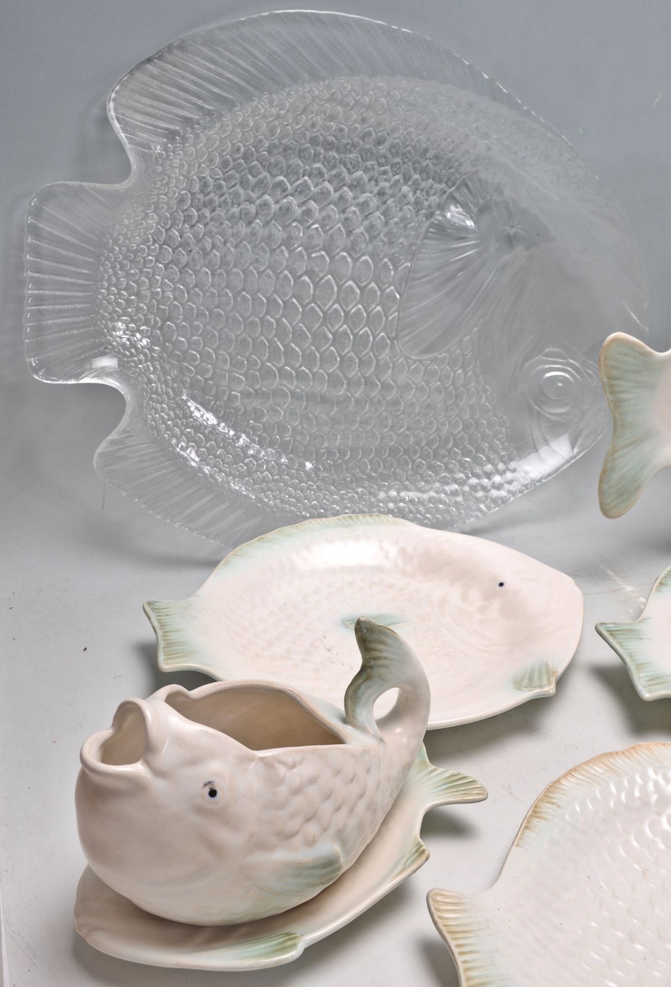 A set of vintage retro Shorter & Son fish plates having a white ground with mint green accents, - Bild 8 aus 10