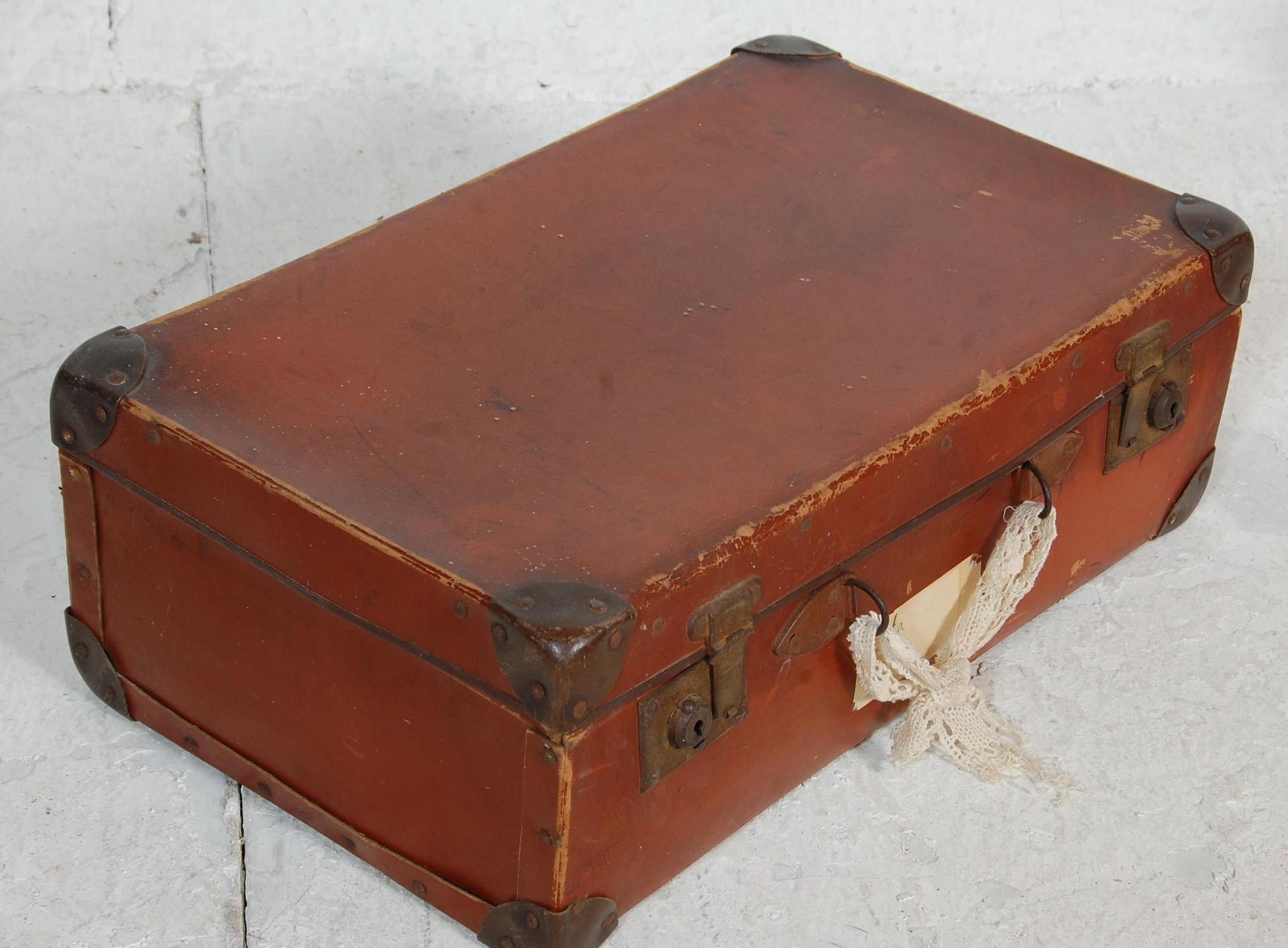A mixed group of six vintage and retro travel cases of varying materials and designs to include - Image 9 of 10